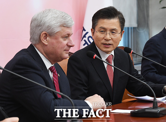 인사말 하는 황교안 자유한국당 대표(오른쪽)
