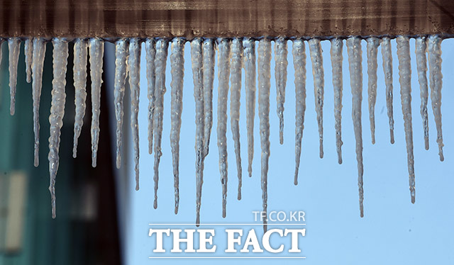 서울 오전 최저 기온이 영하 12도를 기록한 5일 오전 서울 마포구 디지털미디어시티역 인근의 한 건물에 고드름이 맺혀있다. /이동률 기자
