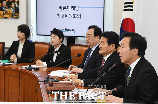 바른미래당 최고위원회의가 5일 오전 서울 여의도 국회에서 열린 가운데 손학규 대표(오른쪽)가 발언을 하고 있다. / 국회=배정한 기자