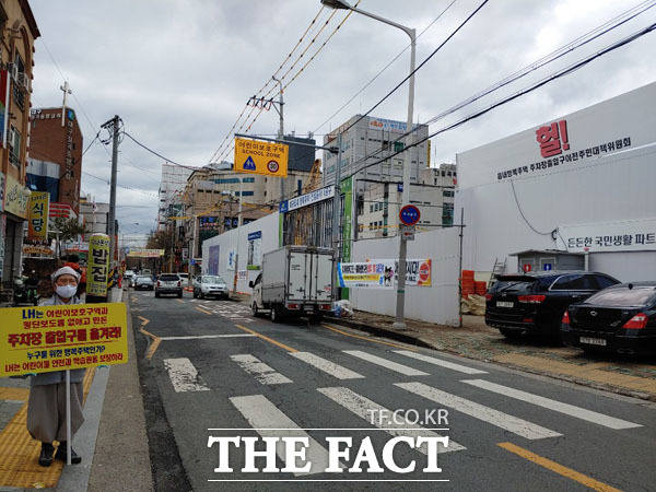 한국토지주택공사가(LH)가 대구 북구 읍내행복주택 건립 과정에서 국토교통부에 어린이보호구역과 횡단보도를 임의 삭제한 도면을 제출한 것으로 나타났다. 사진은 읍내행복주택 앞 횡단보도. /윤정원 기자