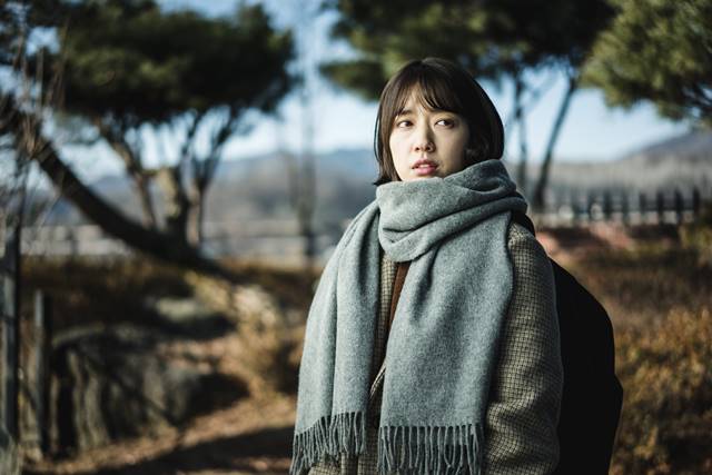 배우 박신혜는 영화 콜에서 스릴러 연기를 펼치며 달라진 모습을 보여줄 예정이다. /영화 콜 스틸