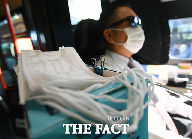 신종 코로나바이러스감염증 확산 우려에 5일 오후 서울 은평구 버스 차고의 시내버스에 마스크가 비치돼 있다. /이동률 기자