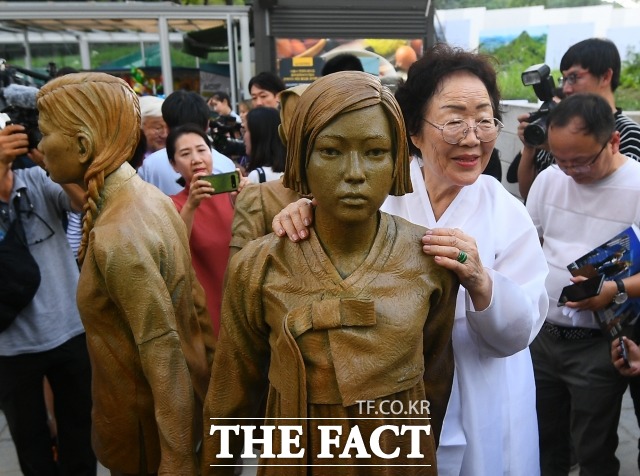 5일 일제강점기 시절 일본군 위안부 피해자 측에서 일본 정부를 상대로 낸 손해배상 소송 재판 2차 변론기일이 진행됐다. 사진은 이 소송 원고 측인 이용수 할머니가 지난해 8월14일 오후 서울 중구 옛 조선신궁터 부근에서 열린 2019 일본군 위안부 기림비 제막식에 참석해 제막된 동상을 만지며 미소짓는 모습. /이동률 기자