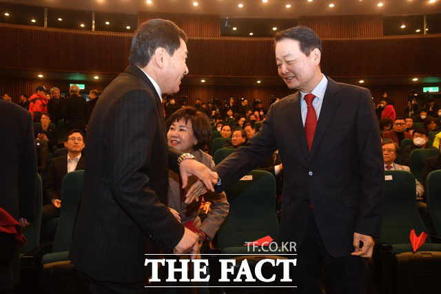 미래한국당 중앙당창당대회 참석한 심재철(왼쪽)