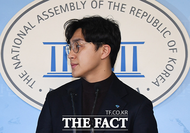 원 씨는 4일 SNS에 글을 올려 전 여자친구에 성관계 강요, 불법 동영상 촬영을 한 일이 없다고 전면 부인한 바 있다. 지난달 28일 국회 정론관에서 입장을 밝히고 있는 원 씨. /배정한 기자