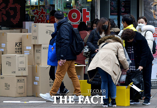 중국 우한에서 발원한 신종 코로나바이러스감염증(우한 폐렴)으로 인한 중국 내 사망자가 증가하고 있는 가운데 서울 중구 명동에서 유커들이 마스크를 구매하고 있다. /이덕인 기자