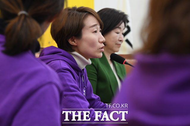 발언하는 김정덕 정치하는엄마들 공동대표