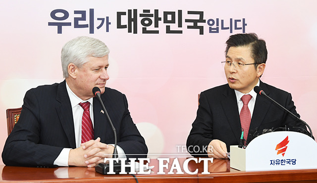 인사말 하는 황교안 자유한국당 대표(오른쪽)