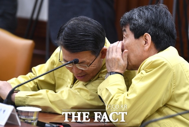 은성수 금융위원회 위원장(왼쪽)과 이동걸 KDB산업은행 회장이 5일 오전 서울 종로구 정부서울청사에서 열린 제 3차 신종 코로나바이러스 관련 경제관계장관회의 겸 경제활력대책회의에서 대화를 나누고 있다. /이새롬 기자