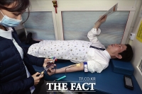[TF포토] 헌혈하는 이인영 원내대표