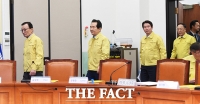 [TF포토] 회의실 들어서는 이해찬 대표와 정세균 총리