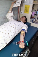 [TF포토] 국회에서 헌혈하는 이인영 원내대표