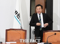 [TF포토] 홀로 회의장 들어서는 손학규 대표