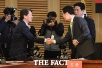 [TF포토] 악수 나누는 안철수-이태규