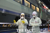 [TF포토] KTX 방역 현황 점검나선 심상정 대표