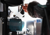 [TF포토] '마스크 가져가세요'