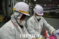 [TF포토] 철도차량정비단 방역 살피는 심상정 대표