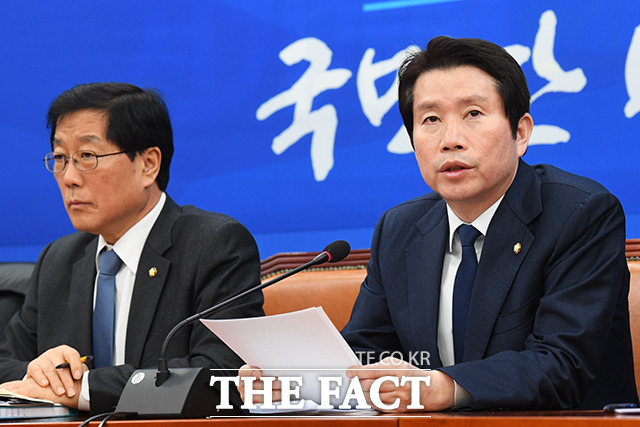 이인영 원내대표(오른쪽)