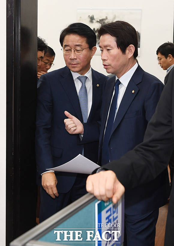 대화하며 입장하는 이인영 원내대표와 조정식 정책위의장(왼쪽)
