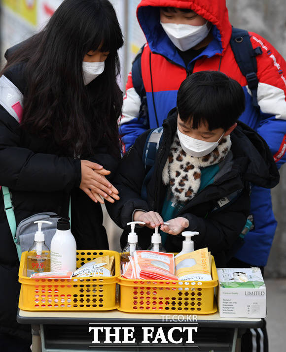 6일 오전 서울 관악구 신림동 남부초등학교에서 등교하는 학생들이 손 소독제로 소독하고 있다. /임세준 기자