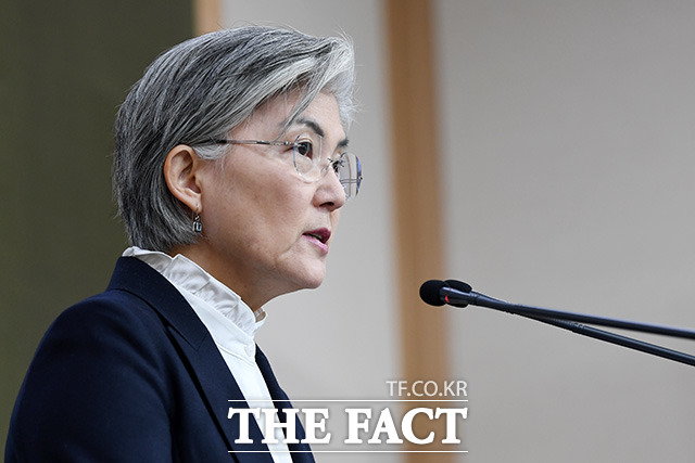 6일 열린 강경화 외교부 장관 기자브리핑에서 단연 화두는 신종 코로나바이러스 감염증 관련 내용이었다. 강 장관이 기자회견에서 외교 현안에 대한 대책을 설명하고 있는 모습. /외교부=남용희 기자