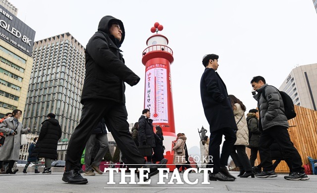 전국이 대체로 맑다가 낮에 중부서해안부터 차차 흐려지겠다. 아침기온은 서울이 영하 7도로 오늘보다는 추위의 강도가 약해지겠다. /김세정 기자