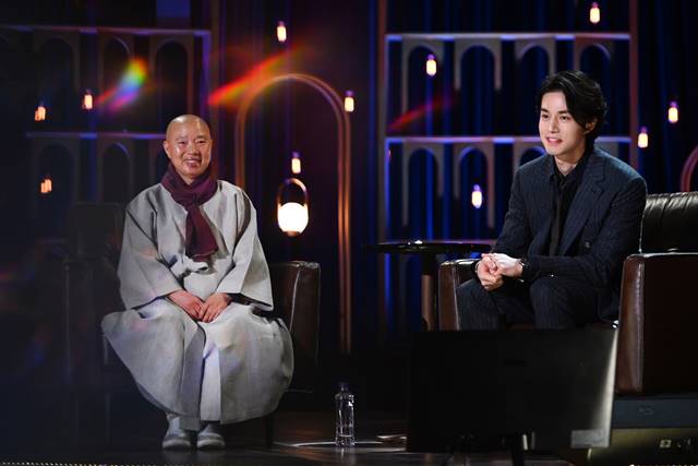 정관스님(왼쪽)과 만난 이동욱. 이동욱은 이 프로그램을 통해 오랜 토크쇼 MC 진행의 꿈을 이뤘다고 말했다. /SBS 제공