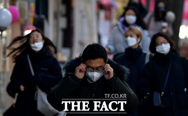 신종 코로나바이러스 감염증이 확산되고 있는 가운데 6일 오전 서울 서대문구 이화여대길에서 시민들이 마스크를 착용하고 이동하고 있다./이덕인 기자