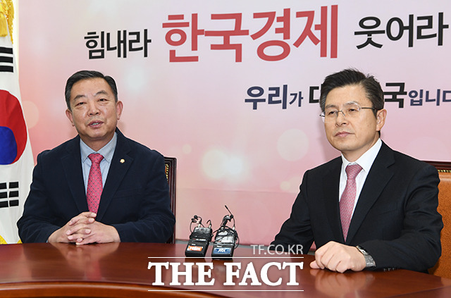 자유한국당 입당 의사 밝히는 이찬열 의원(오른쪽)