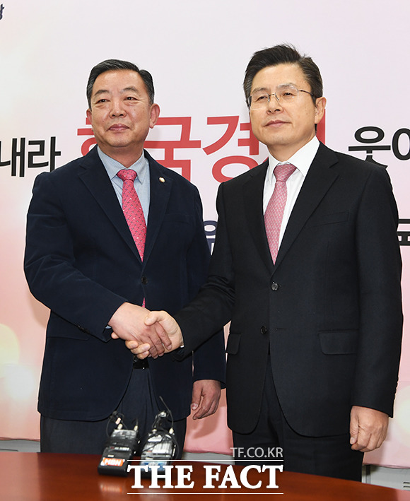 악수하는 이찬열 전 바른미래당 의원(왼쪽)과 황교안 자유한국당 대표