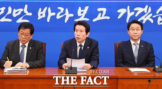 발언하는 이인영 원내대표(가운데)