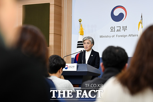 강경화 외교부 장관이 6일 기자회견에서 외교 현안에 대한 대책을 설명하고 있다. 강 장관은 신하이밍 주한 중국 대사의 기자회견에 대해 중국의 대응에 대해서 많은 기자들이 궁금해하는 상황에서 한번 기자간담회를 가진 것이라고 말했다. /외교부=남용희 기자