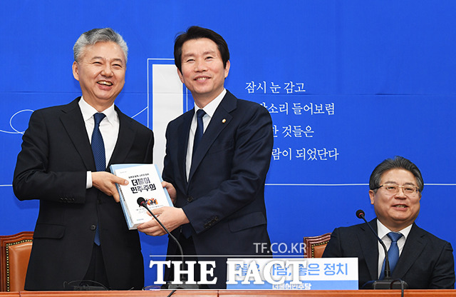 홍성국 전 미래에셋대우 대표(왼쪽)에게 당규 관련 책자 선물하는 이인영 원내대표(가운데)
