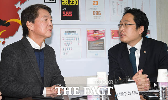 안철수 전 국민의당 대표(왼쪽)가 6일 오전 서울 용산구 청파동 대한의사협회에 마련된 신종 코로나 바이러스 감염증 대응 대책본부를 방문해 최대집 대한의사협회장과 간담회를 하고 있다. /김세정 기자