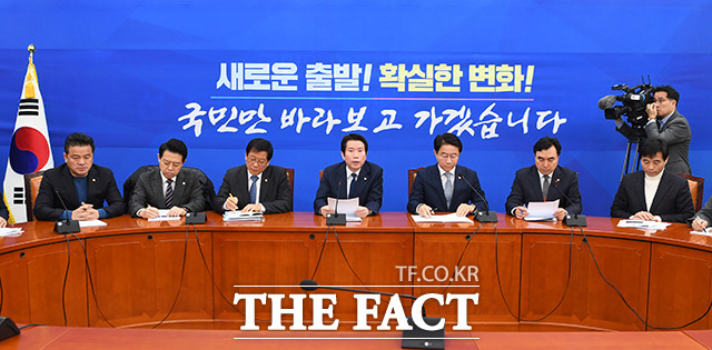 더불어민주당 정책조정회의가 6일 오전 서울 여의도 국회에서 열린 가운데 이인영 원내대표(가운데)가 발언을 하고 있다. / 국회=배정한 기자