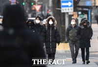 [TF포토] 최강 한파 뚫고 출근하는 직장인들