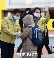 [TF포토] 박원순-조희연, '손 소독하고 등교하세요'