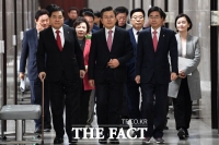 [TF포토] 회의 참석하는 자유한국당 지도부