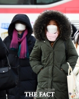 [TF포토] 두꺼운 외투로 무장한 시민들