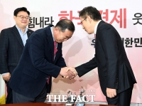 [TF포토] 황교안 자유한국당 대표 찾은 이찬열 의원