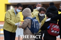 [TF포토] 손 소독제 직접 발라주는 박원순-조희연