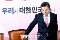 [TF포토] 최고위원회의 참석하는 황교안