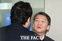 [TF포토] 의사협회장과 인사나누는 안철수 전 대표