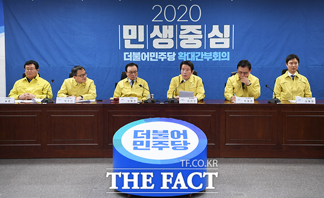 발언하는 이인영 원내대표(왼쪽 네번째)