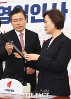 [TF포토] 마이크 상태 확인하는 황교안 대표