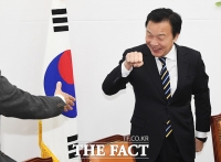 [TF포토] 손학규 대표, '악수 NO, 주먹을 쥐어주세요!'