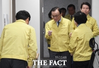 [TF포토] 이해찬 대표, '악수는 넣어두세요!'