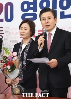 [TF포토] 황교안, '윤봉길 장손녀' 윤주경 전 관장을 환영합니다!