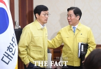 [TF포토] 대화 나누는 이호승 경제수석과 성윤모 장관