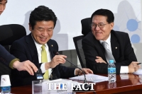 [TF포토] 유의동-정운천, '화기애애'